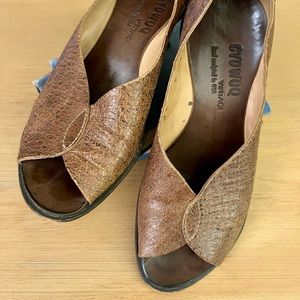 Cydwoq Peep Toe Pumps